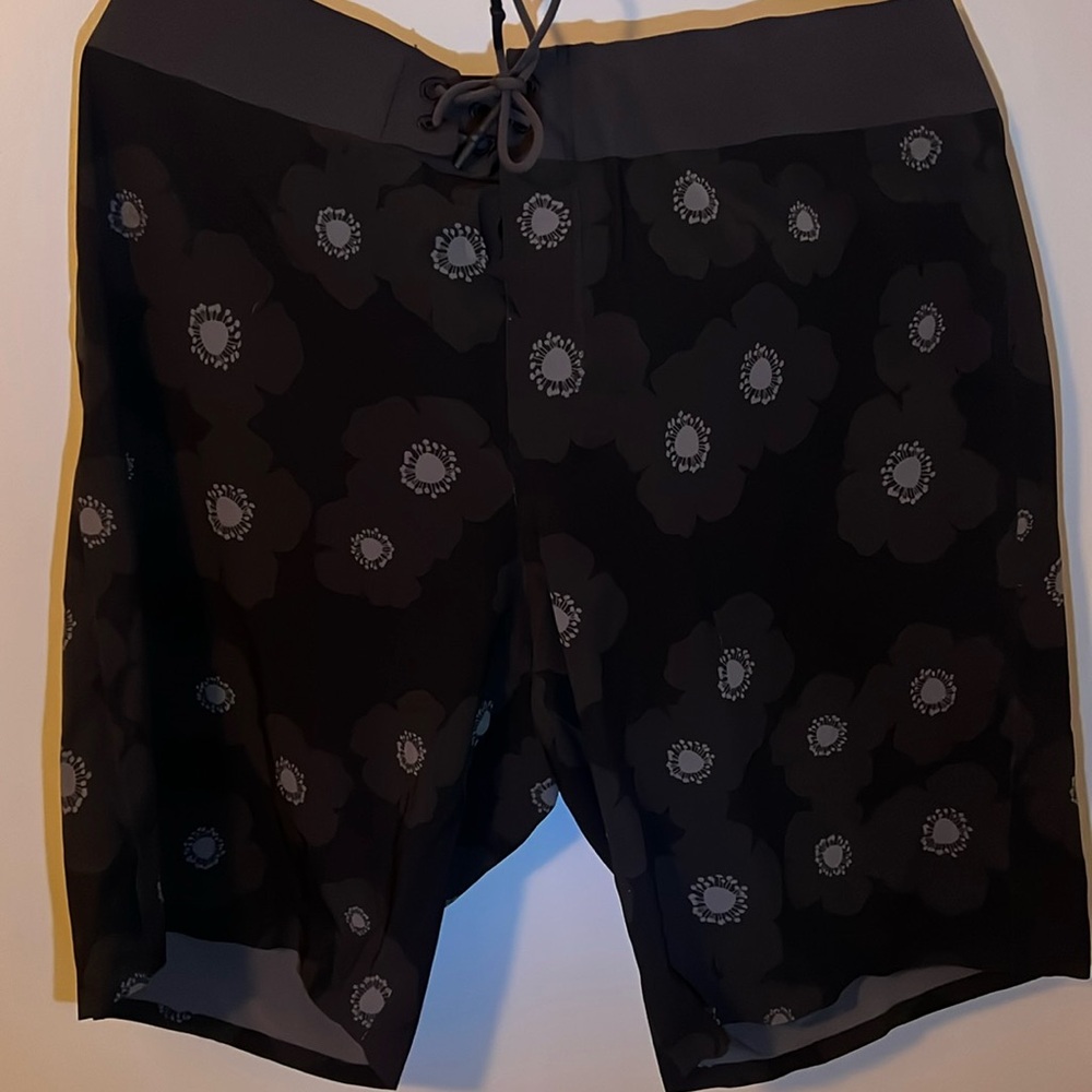 Lululemon board short with floral print in black and gray size 40